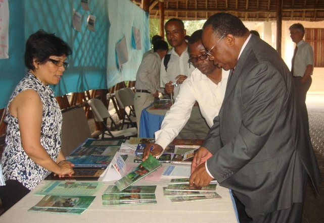 The Minister of Agriculture of Tanzania visits the PROLINNOVA information market at the IPW 2011